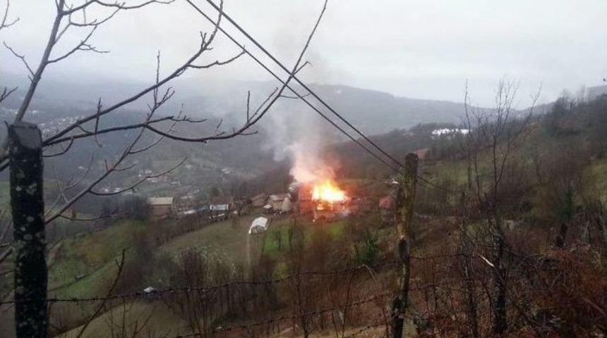 Bartın&rsquo;da İki Ev Yanarak K&uuml;l Oldu