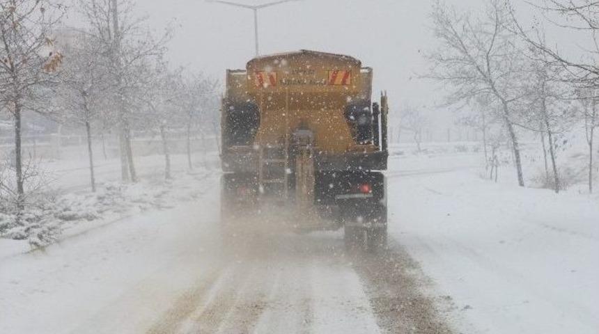 Elazığ Merkezinden 350 Kamyon Kar Taşındı