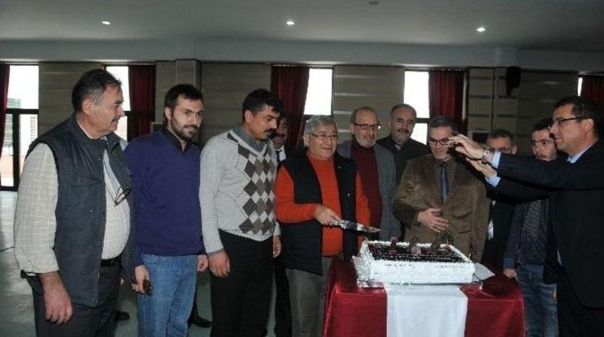 Gazetecilere Pastalı Kutlama
