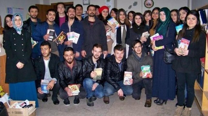 Mk&uuml; &Ouml;ğrencilerinden Kitap Bağışı