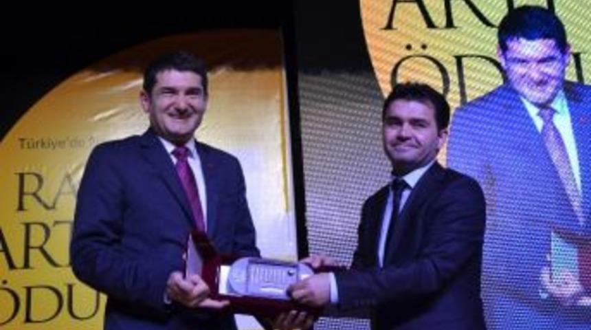 Yılın Rekt&ouml;r&uuml; &Ccedil;ağrı Erhan Oldu