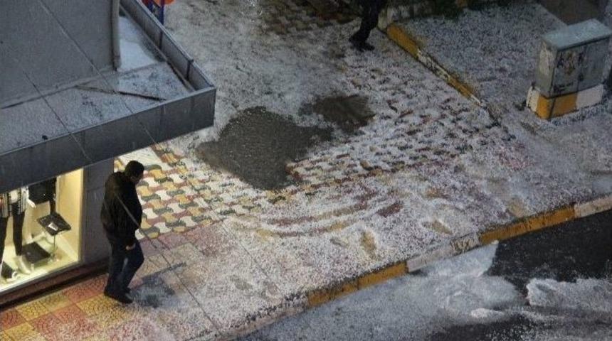 İskenderun&rsquo;da Dolu Vatandaşları Hazırlıksız Yakaladı