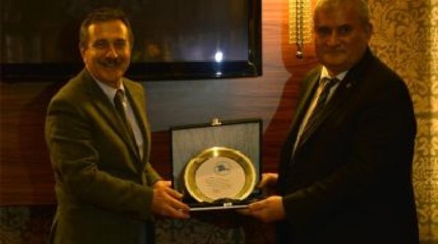 Kırım Gelişim Vakfı&rsquo;ndan Ata&ccedil;&rsquo;a Teşekk&uuml;r Plaketi