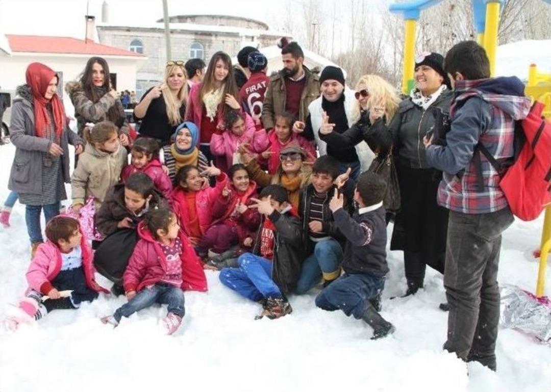 Tuğba &Ouml;zay &lsquo;umutlu Yarınlar&rsquo; Projesi Kapsamında Van&rsquo;da