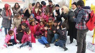 Tuğba Özay ‘umutlu Yarınlar’ Projesi Kapsamında Van’da