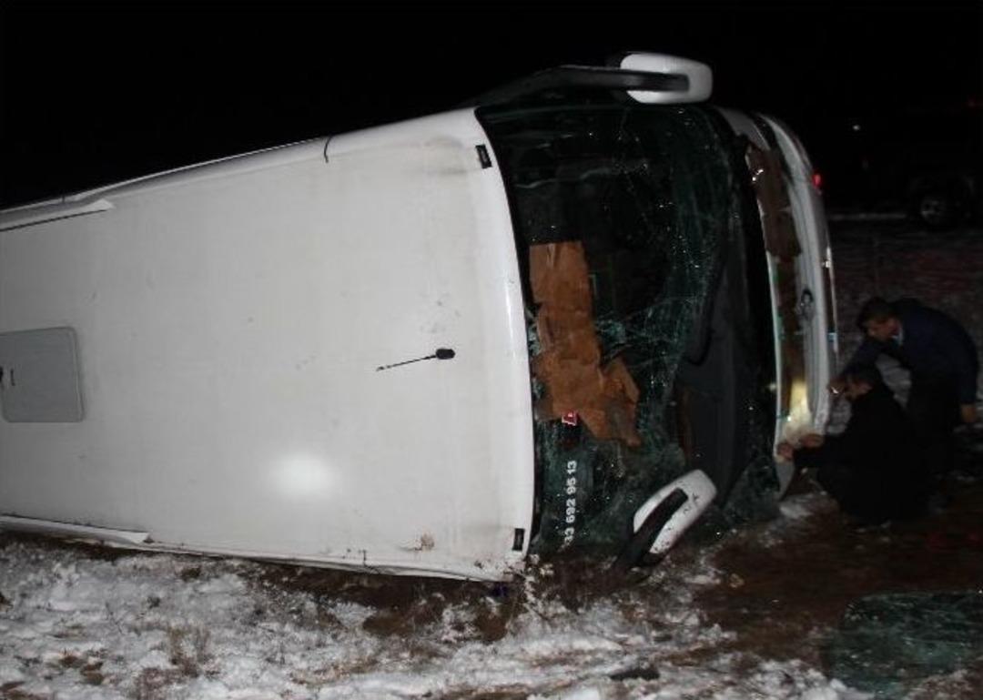 Elazığ&rsquo;da Yolcu Otob&uuml;s&uuml; Devrildi: 26 Yaralı