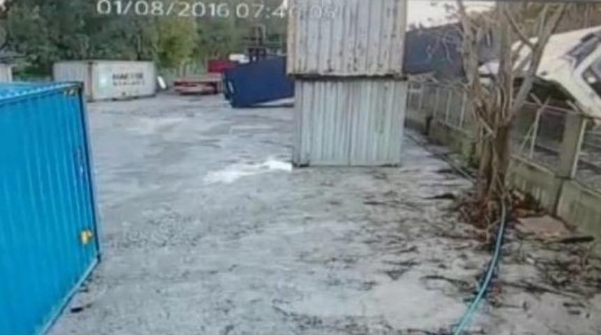 İzmir&rsquo;de Metro Vagonunun Devrildiği Anlar Kameraya Yansıdı