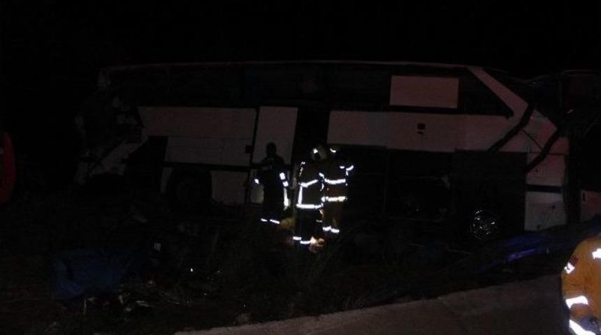 M&uuml;lteci Taşıyan Otob&uuml;s Takla Attı &Ccedil;ok Sayıda &Ouml;l&uuml; Ve Yaralı Var