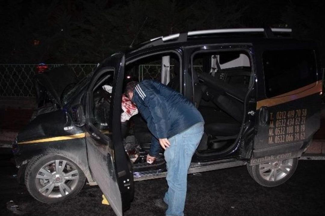 Şişli&rsquo;de İki Ara&ccedil; Kafa Kafaya &Ccedil;arpıştı: 7 Yaralı