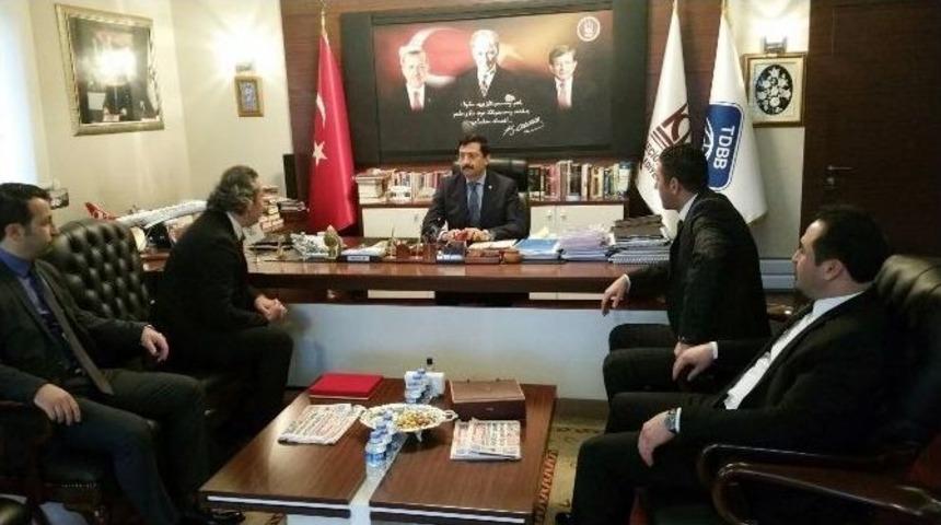 Ke&ccedil;i&ouml;ren Belediye Başkanı Mustafa Ak &Ouml;d&uuml;l&uuml;n&uuml; Aldı