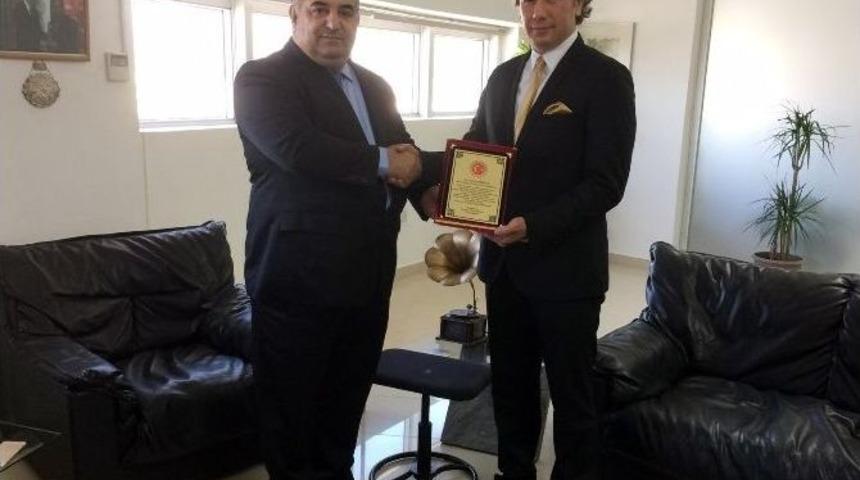 Gençler Tarafından Yılın İş Adamı Seçilen Ertan Birinci Ödülünü Aldı