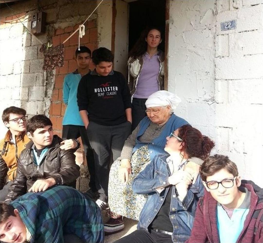 &Ouml;ğrencilerden Yaşlılar İ&ccedil;in Duygulandıran Proje