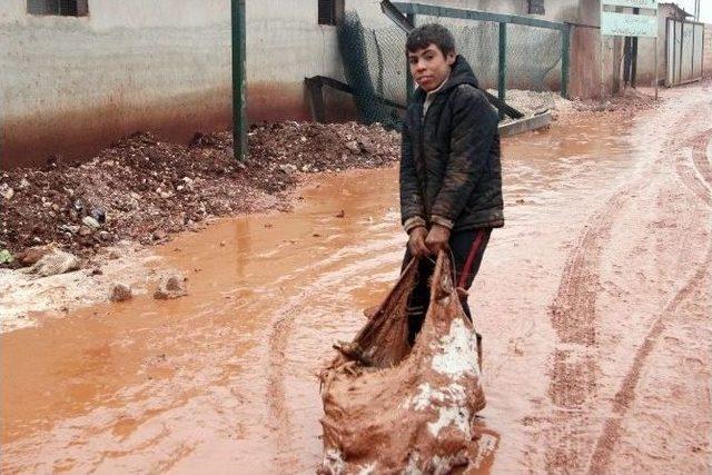 Kamplardaki Suriyelilerin Soğukla Mücadelesi