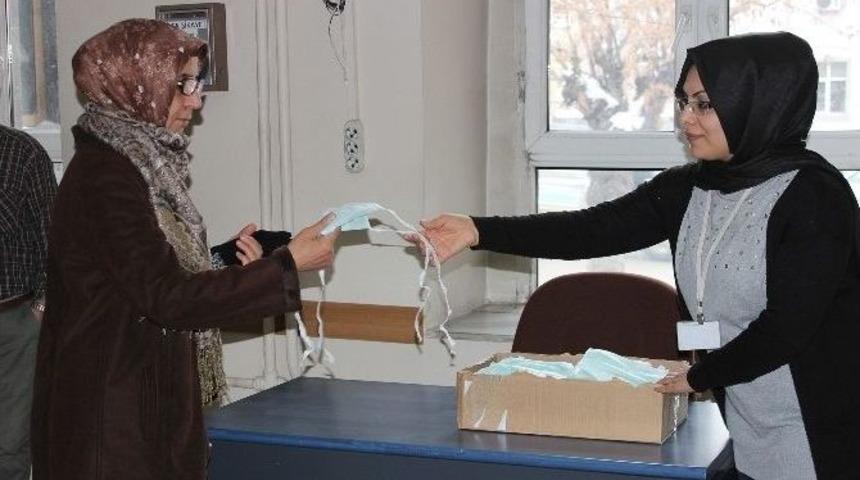 Gribal Enfeksiyonlara Karşı Maske Dağıtımı Yapıldı