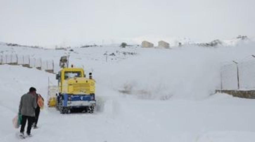 Hakkari&rsquo;de 82 K&ouml;y, 209 Mezra Yolu Ulaşıma Kapandı