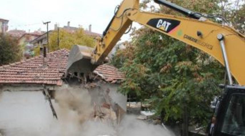 123 Ka&ccedil;ak Yapı Yıkıldı