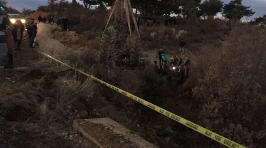 Devrilen Trakt&ouml;r&uuml;n Altında Kaldı