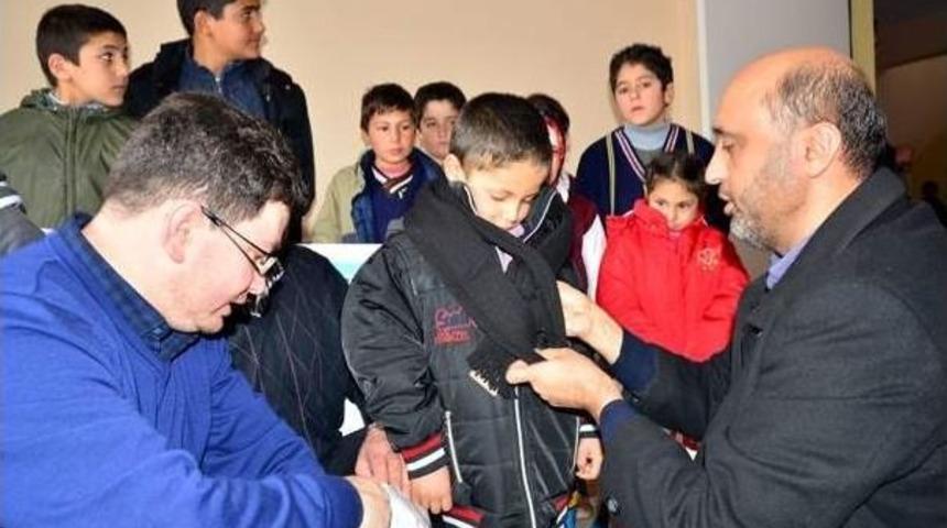 K&uuml;tahya Yaşam Haber Grubu&rsquo;ndan 300 &Ouml;ğrenciye Giyim Yardımı