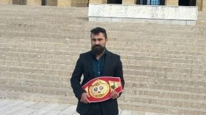 D&uuml;nya Boks Şampiyonu Arık, Anıtkabir&rsquo;i Ziyaret Etti