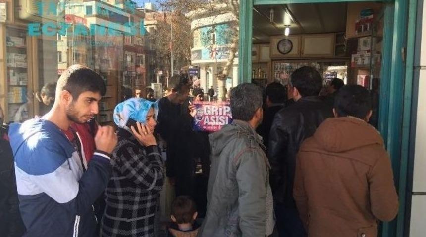 Vatandaşlar Eczanenelerde İla&ccedil; Kuyruğuna Girdi