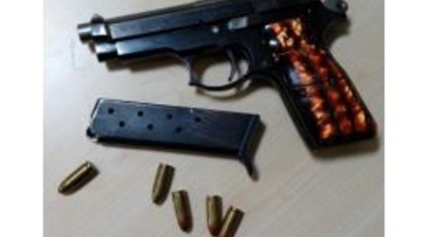 Didim&rsquo;de Ş&uuml;pheli Ara&ccedil;ta Silah Ve Pasaportlar Bulundu