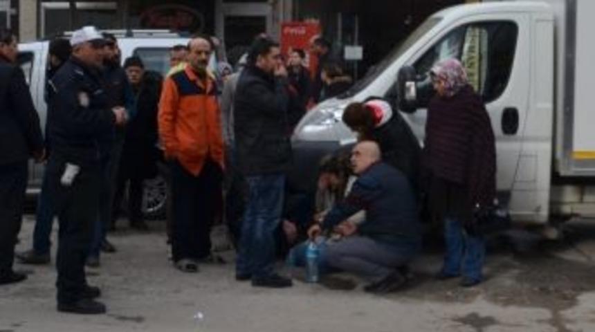 Geri Geri Gelen Otomobil Anne Ve &Ccedil;ocuğuna &Ccedil;arptı