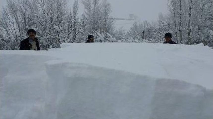 Kar Yağışı &Ccedil;ift&ccedil;ilere Zor Anlar Yaşadı