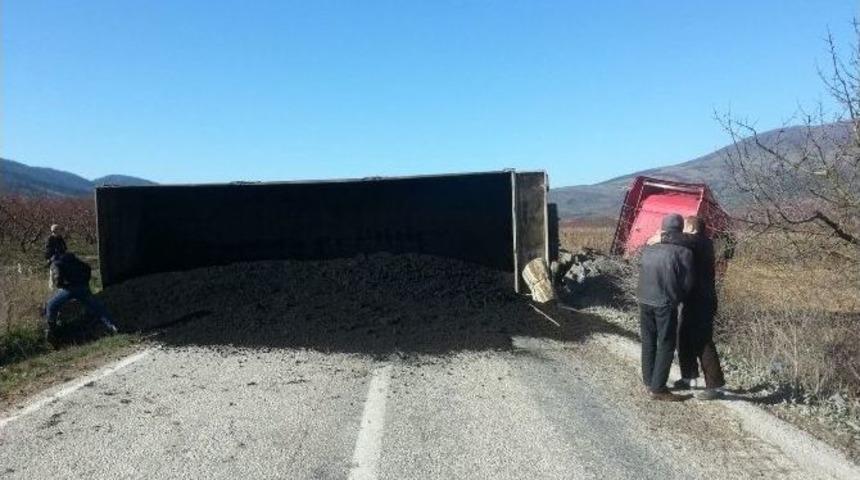 Asfalt Malzemesi Y&uuml;kl&uuml; Tır Yola Devrildi