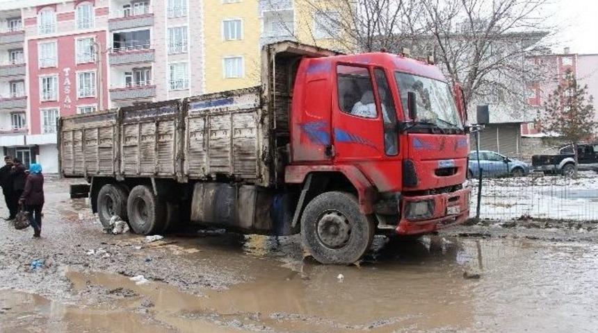 Kamyon Altında Kalan Yaşlı Adam Can Verdi