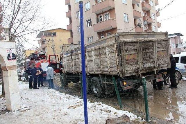 Kamyon Altında Kalan Yaşlı Adam Can Verdi