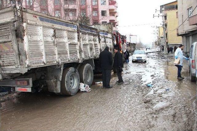 Kamyon Altında Kalan Yaşlı Adam Can Verdi