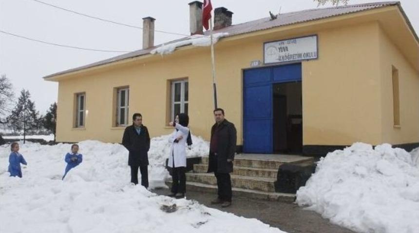 Yuva İlkokulu&rsquo;na Kitap Ve Kırtasiye Desteği