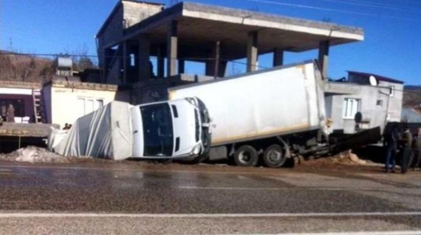 Kamyon Park Halindeki Ara&ccedil;lara &Ccedil;aptı