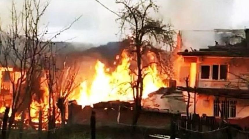 Bartın&rsquo;da İki Ev Yandı