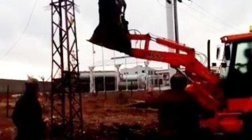 Akıma Kapılan Elektrik Ustası Direkte Asılı Kaldı