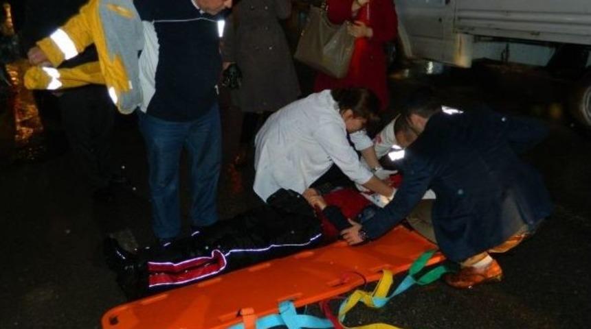 112 G&ouml;revlisi, &Uuml;ş&uuml;memesi İ&ccedil;in Yaralı Kadının &Uuml;zerine Ceketini &Ouml;rtt&uuml;