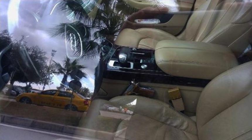 Başkan S&ouml;zl&uuml;&rsquo;n&uuml;n Koruması Tabancasını Otomobilde Unuttu