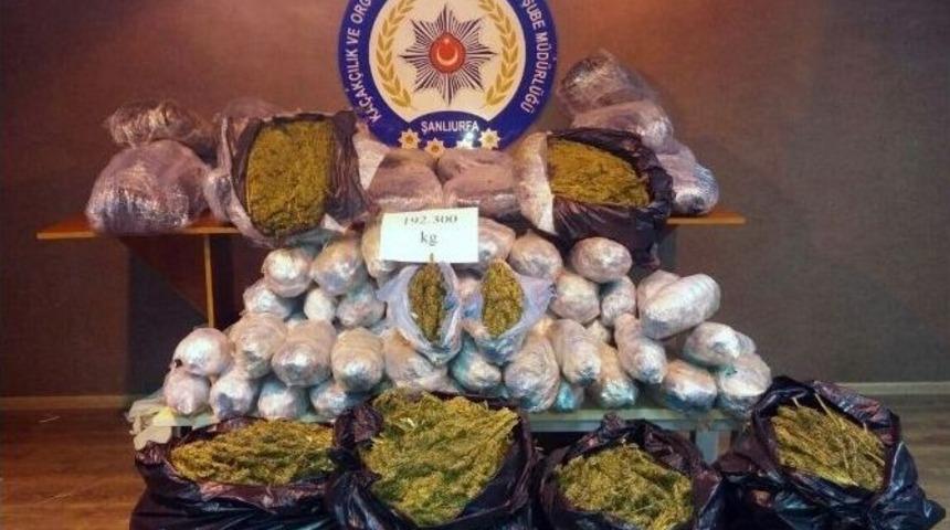 Ara&ccedil;lara Gizlenen Uyuşturucu Dedekt&ouml;r K&ouml;pekler Tarafından Bulundu