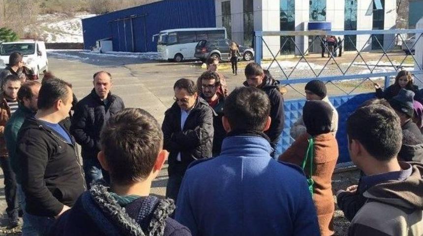 &Uuml;&ccedil; Aydır Maaş Alamayan İş&ccedil;iler Fabrikanın Kapısında Saatlerce Beklediler
