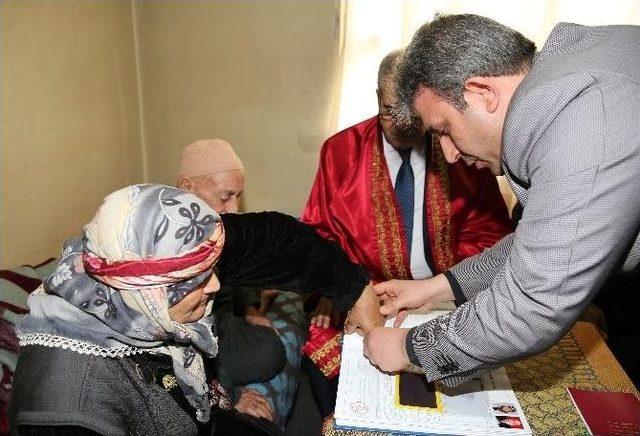 Şanlıurfa’da Yaşlı Çift Dünyaevine Girdi