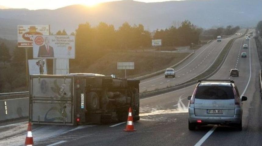 Kadın S&uuml;r&uuml;c&uuml;nun Kullandığı S&uuml;t Kamyonu Devirildi