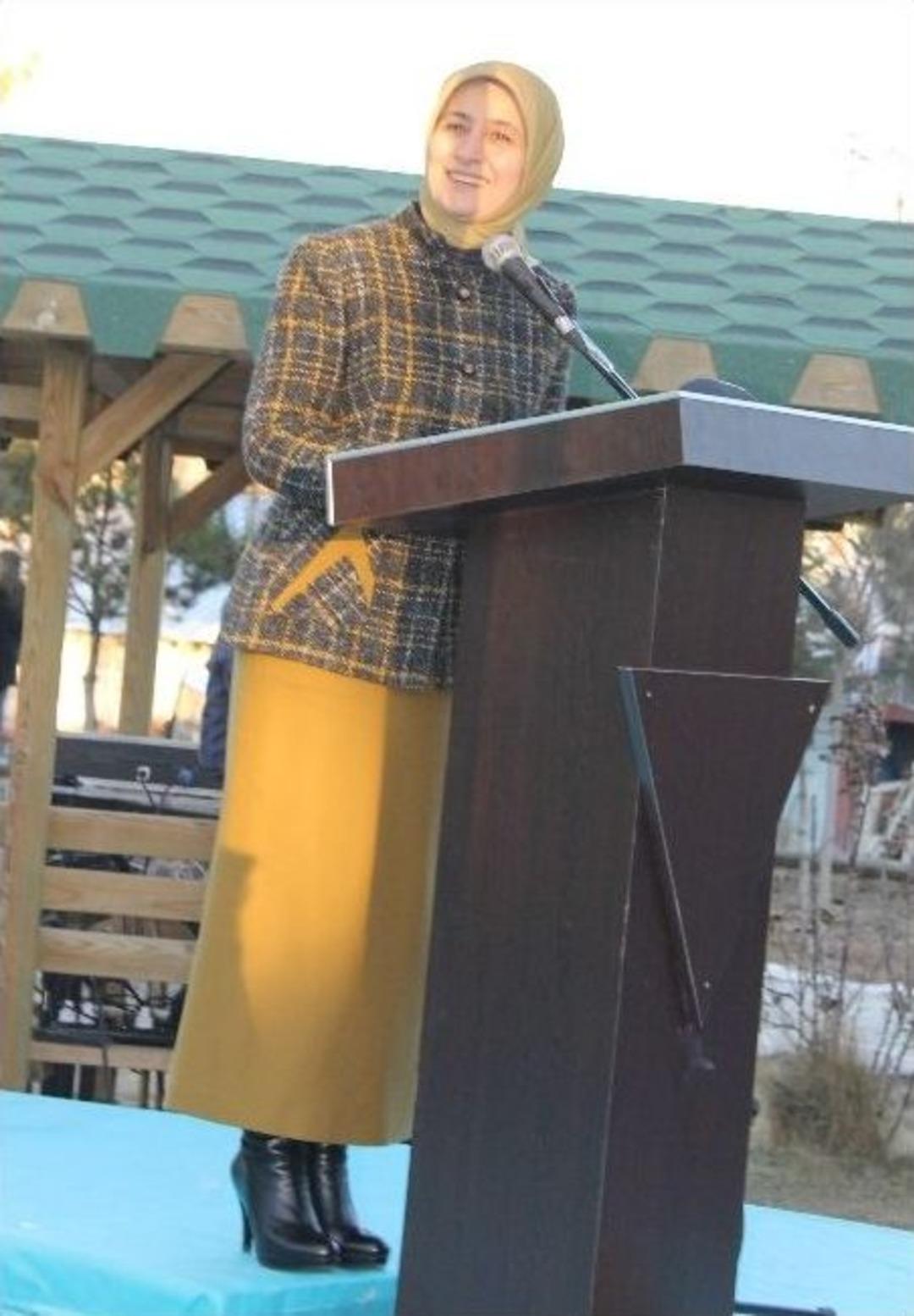 Başbakan Davutoğlu&rsquo;nun Eşi Sare Davutoğlu Annesi Adına Kur&rsquo;an Kursu A&ccedil;tı