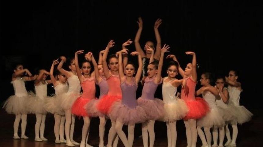 Minik &Ouml;ğrencilerin Bale G&ouml;sterisi Beğeni Topladı