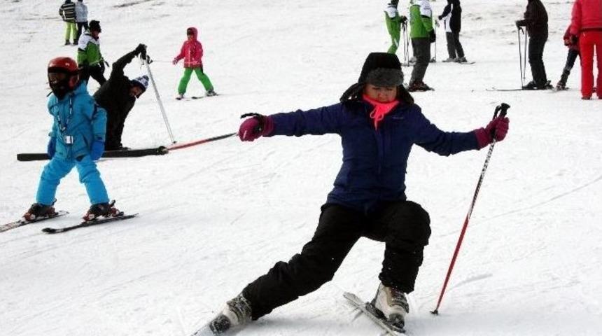 (&ouml;zel Haber) Uludağ&rsquo;da G&uuml;neşli Havada Kayak Keyfi