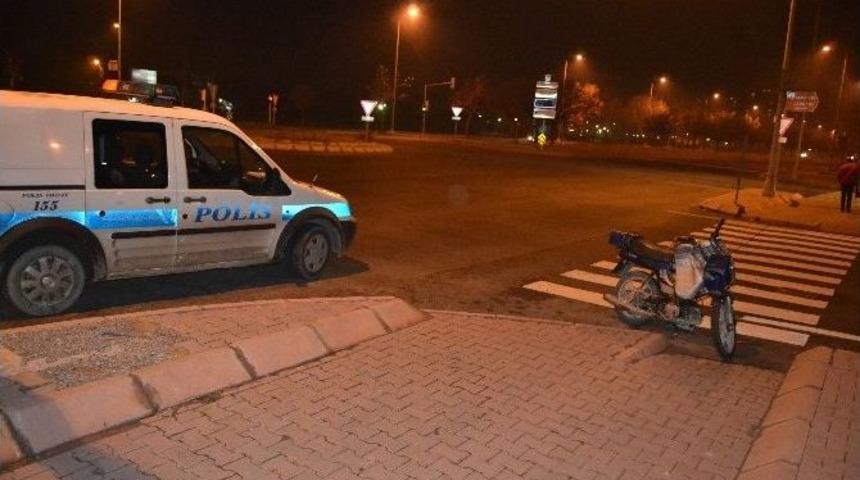 Motosiklet Otomobile &Ccedil;arptı: 1 Yaralı