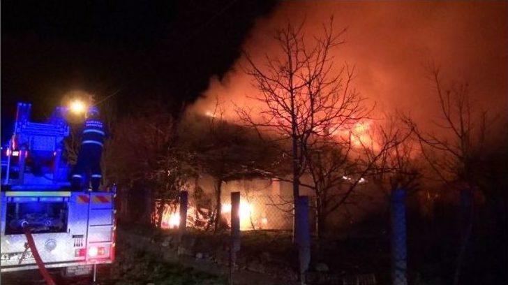 Yaşlıların Kaldığı Ev Alev Alev Yandı G1