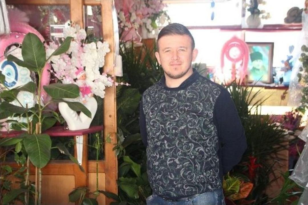 13 Yıldır &Ccedil;i&ccedil;ek Sanatıyla Uğraşıyor