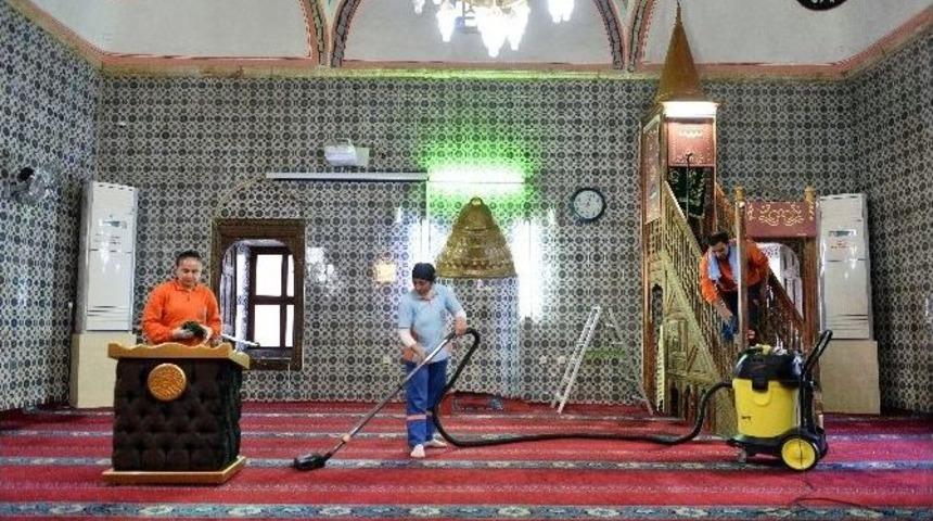 Muratpaşa İbadethaneleri Temizliyor