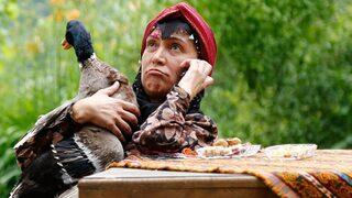 Asuman Dabak fit vücuduyla gençlere taş çıkarıyor