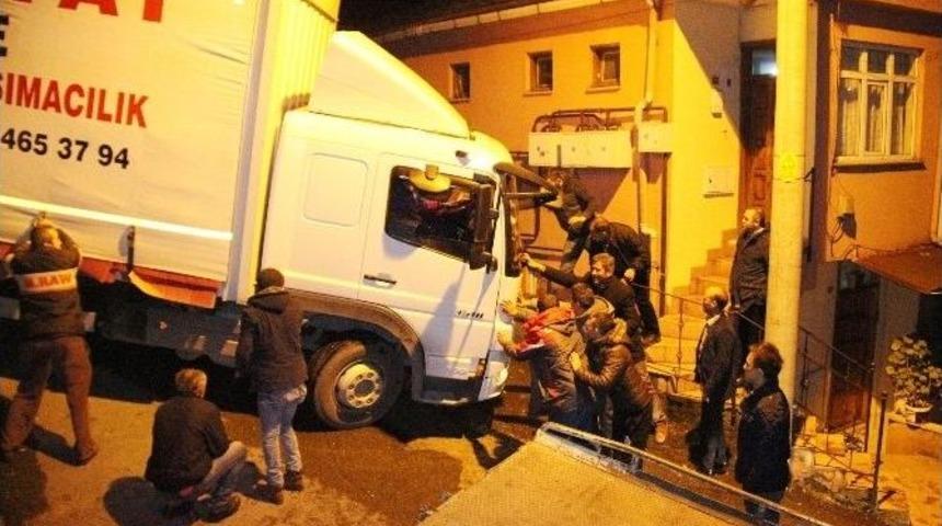 Dar Sokakta Sıkışan Kamyon 3 Saatte Kurtarılabildi